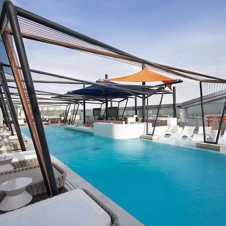 So/ Uptown Dubai Hotel Exterior foto The rooftop pool at the hotel