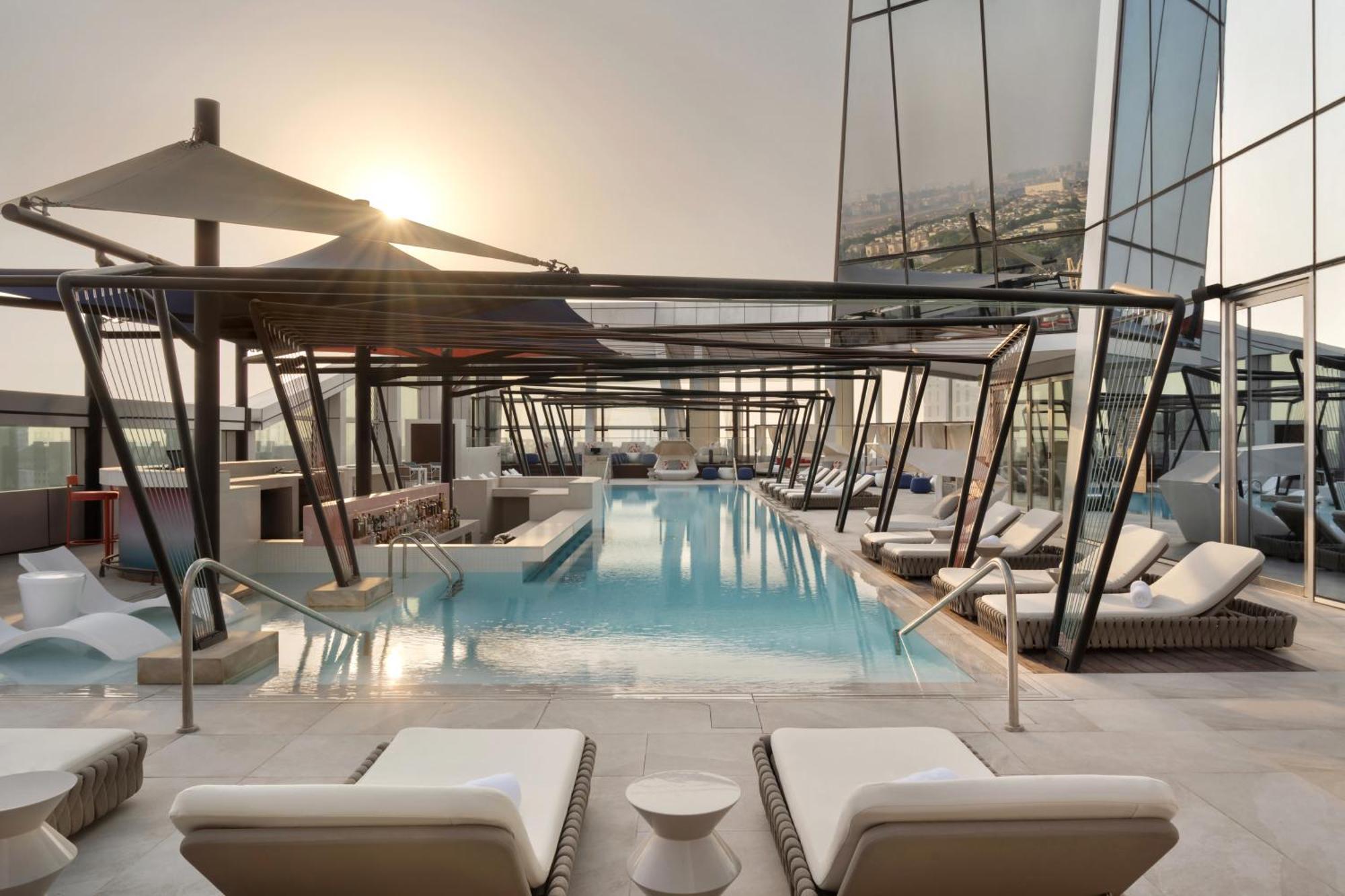 So/ Uptown Dubai Hotel Exterior foto The rooftop pool at the hotel