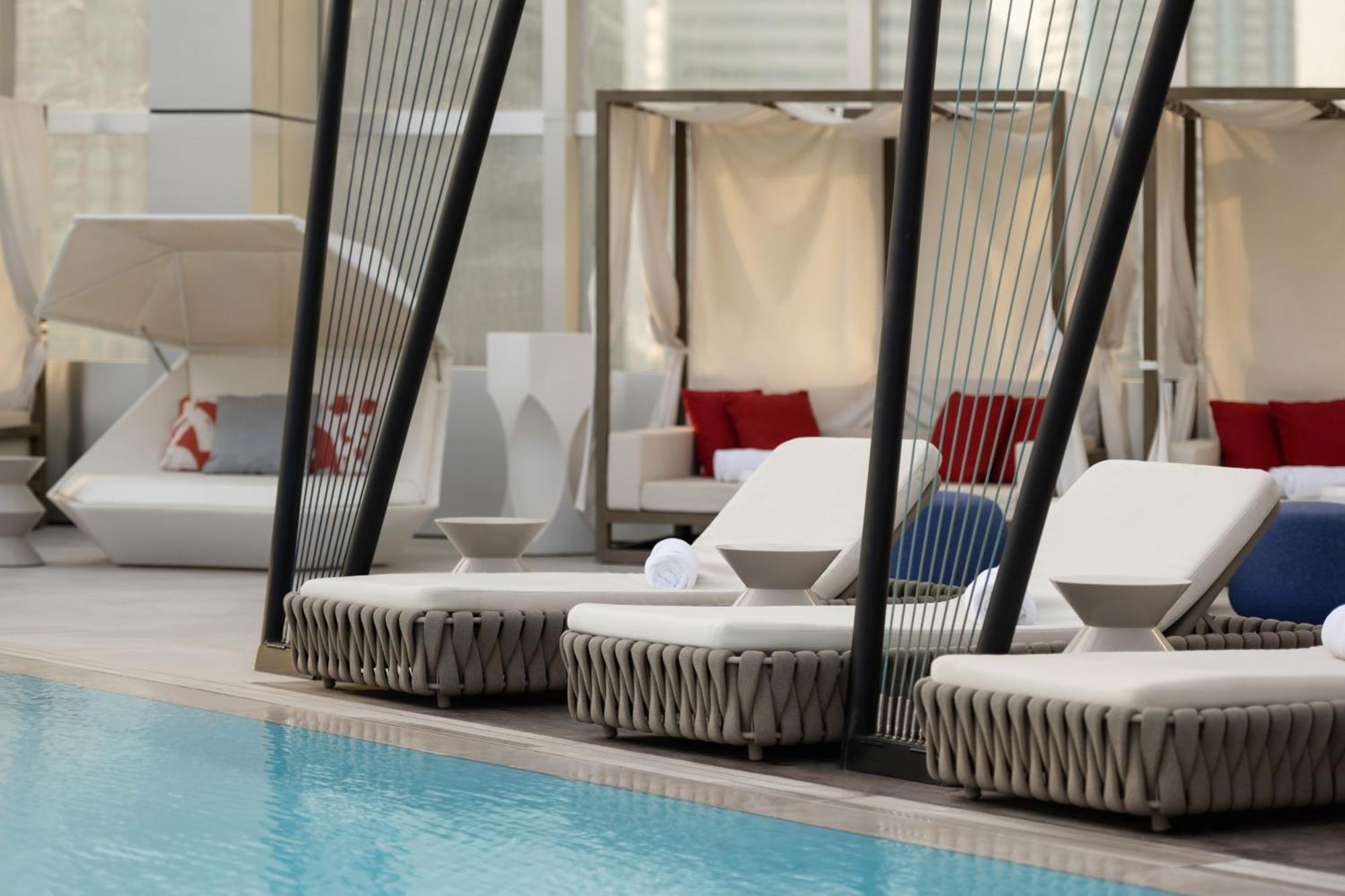 So/ Uptown Dubai Hotel Exterior foto The pool at the hotel