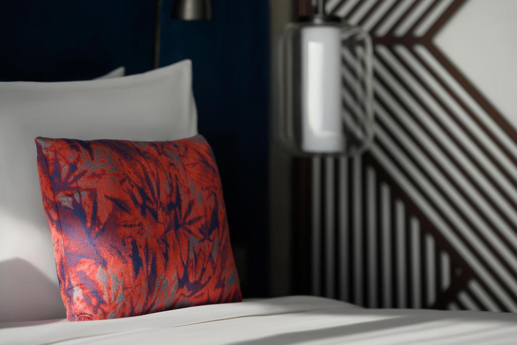 So/ Uptown Dubai Hotel Quarto foto A throw pillow