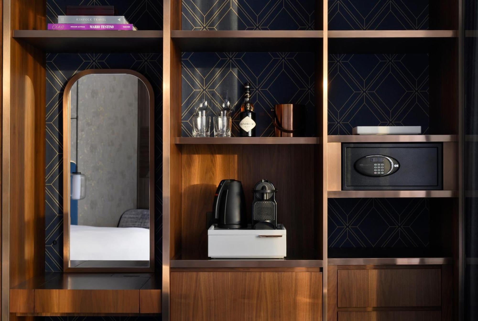 So/ Uptown Dubai Hotel Quarto foto A safe in a hotel room
