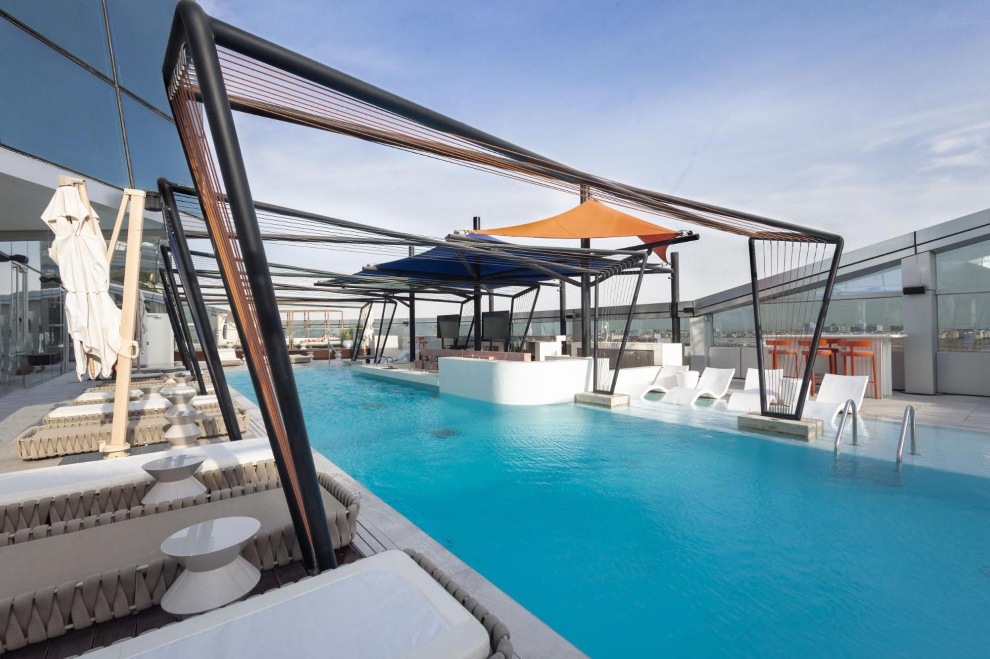 So/ Uptown Dubai Hotel Exterior foto The rooftop pool at the hotel